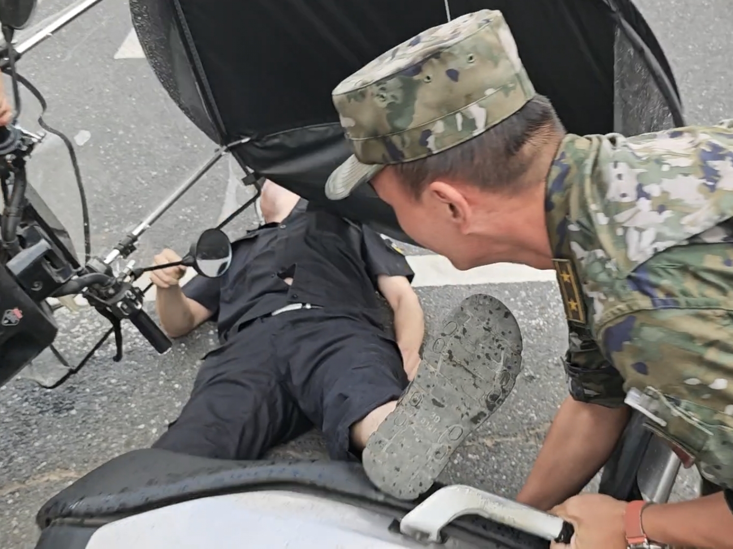 武警官兵归途伸援手 成功救助受伤群众