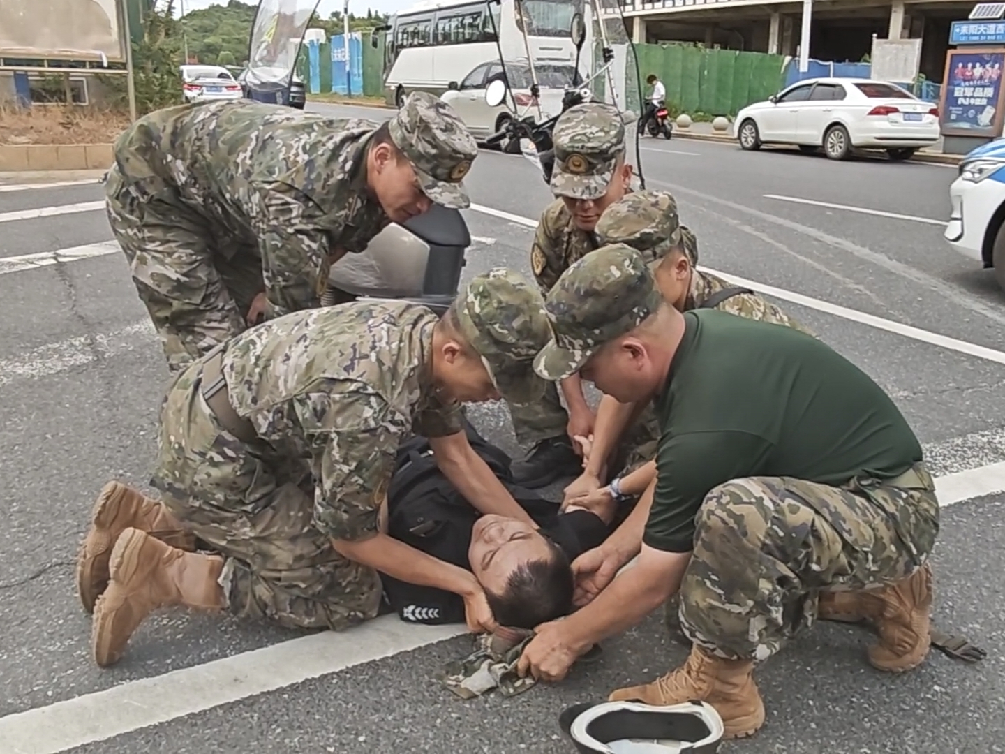 武警官兵归途伸援手 成功救助受伤群众