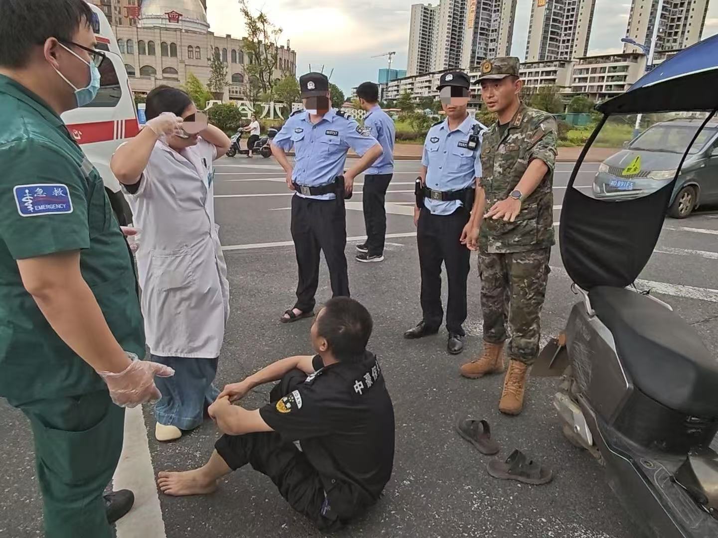武警官兵归途伸援手 成功救助受伤群众