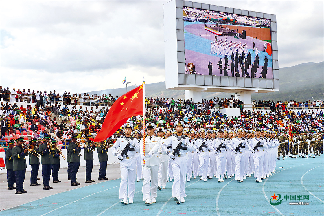 我驻吉布提保障基地分队参加科摩罗独立50周年阅兵活动