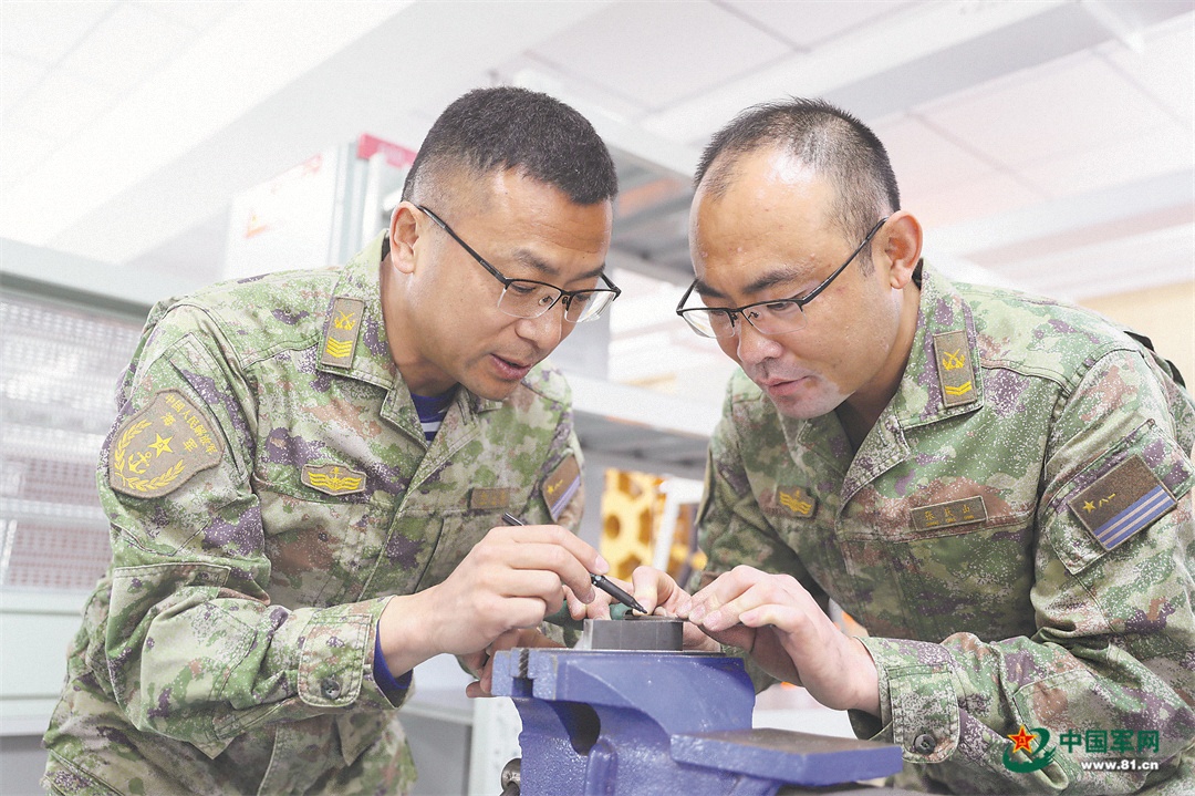 军营观察丨1.005毫米：一枚量块见证匠心传承
