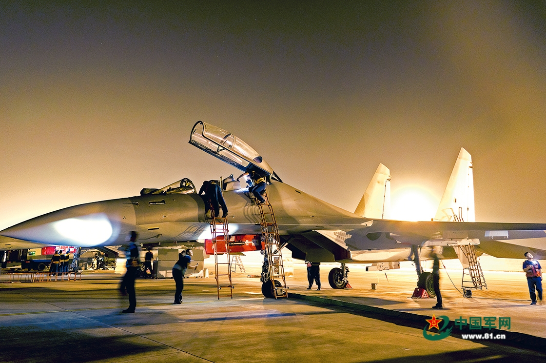 空军航空兵某旅机务官兵保障夜间飞行训练