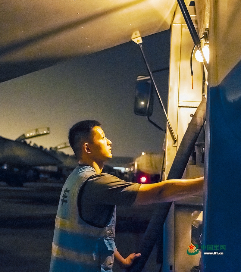 空军航空兵某旅机务官兵保障夜间飞行训练