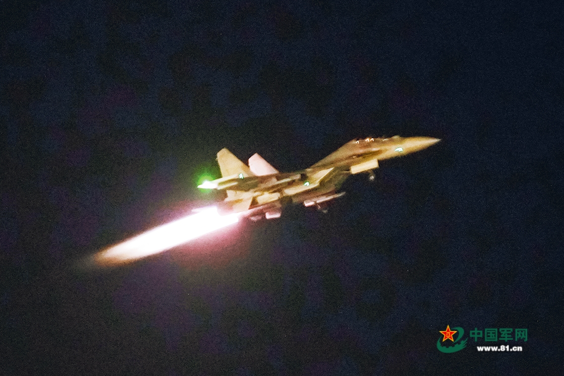空军航空兵某旅机务官兵保障夜间飞行训练