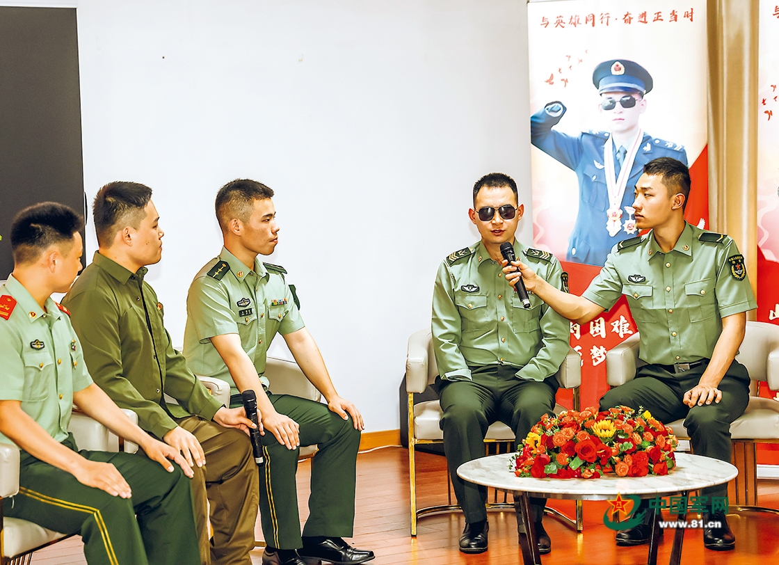 “排雷英雄战士”杜富国来队宣讲，收到了这样一份特殊礼物