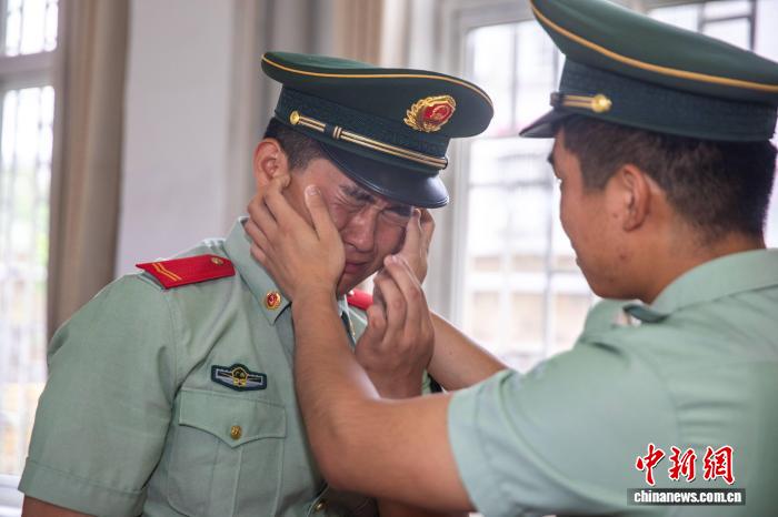 广西桂林武警退役仪式：迷彩青春不散场