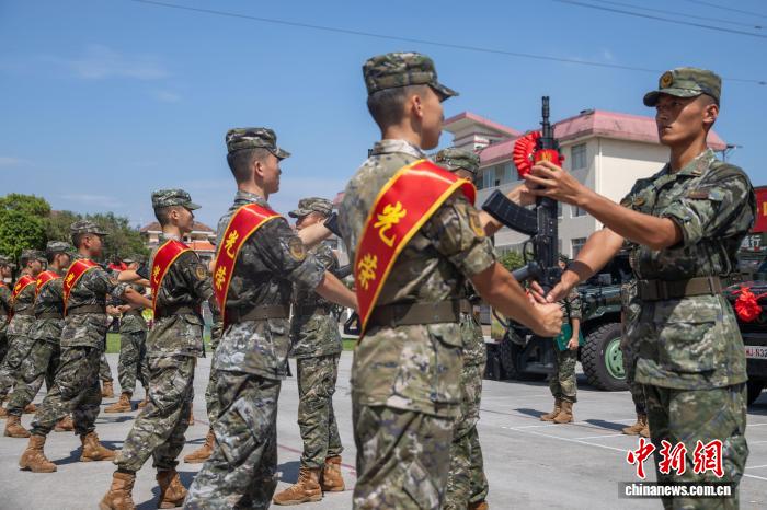 广西桂林武警退役仪式：迷彩青春不散场