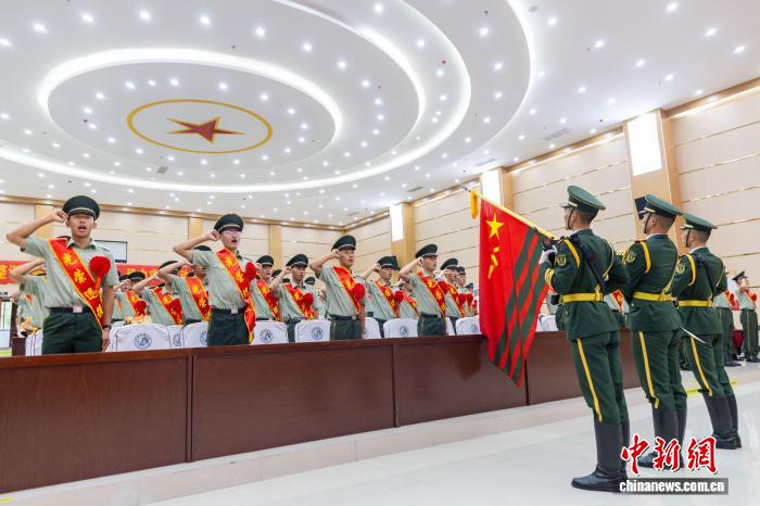 广西桂林武警退役仪式：迷彩青春不散场