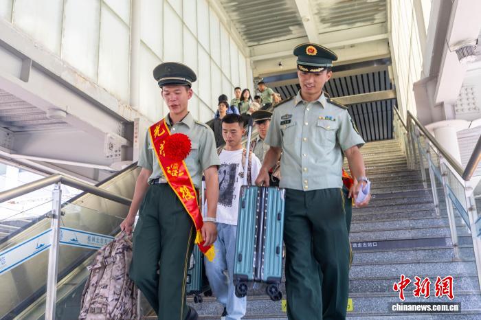 广西桂林武警退役仪式：迷彩青春不散场