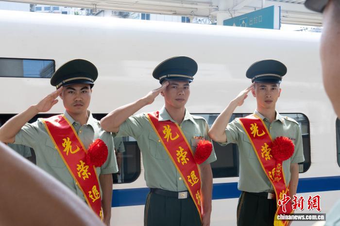 广西桂林武警退役仪式：迷彩青春不散场