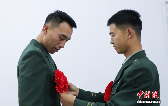 青海：千余名武警老兵卸下戎装踏上返乡之路