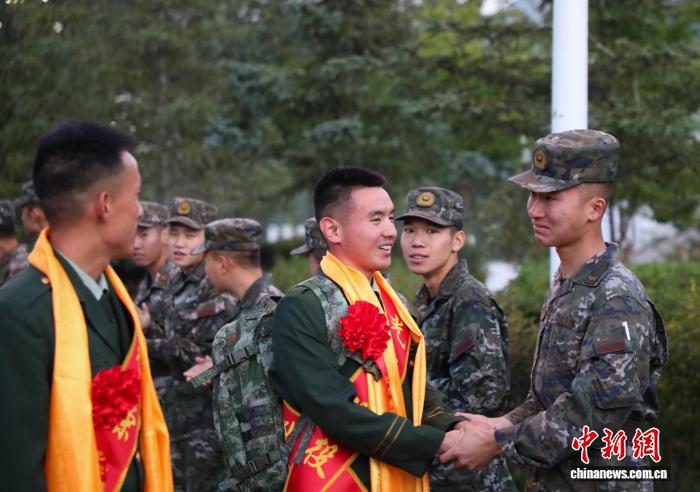 青海：千余名武警老兵卸下戎装踏上返乡之路