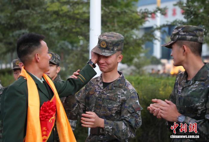 青海：千余名武警老兵卸下戎装踏上返乡之路