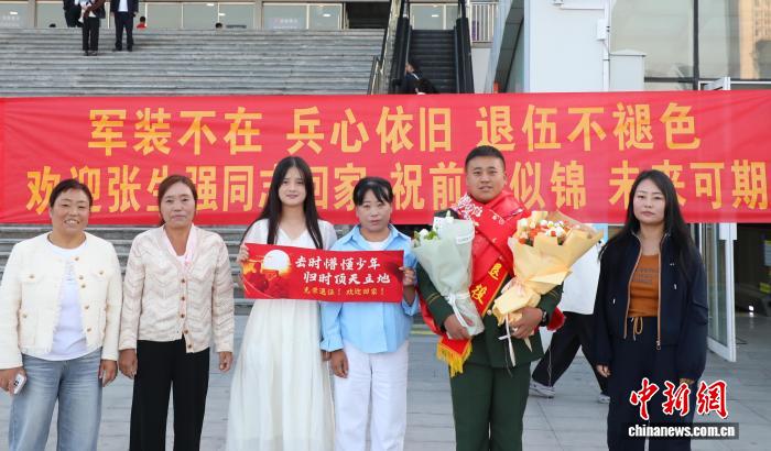 青海：千余名武警老兵卸下戎装踏上返乡之路