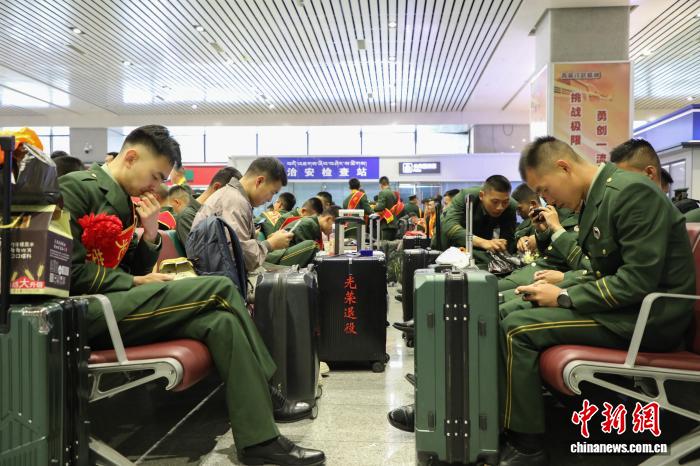 青海：千余名武警老兵卸下戎装踏上返乡之路