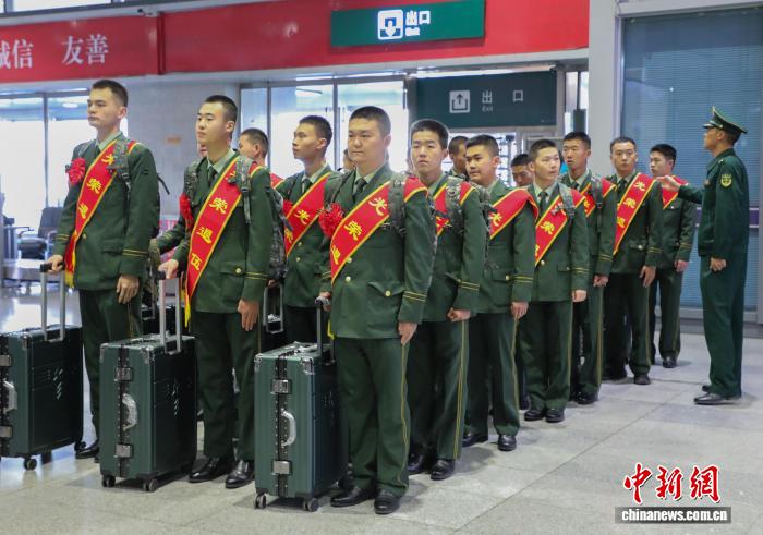 青海：千余名武警老兵卸下戎装踏上返乡之路
