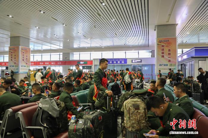 青海：千余名武警老兵卸下戎装踏上返乡之路