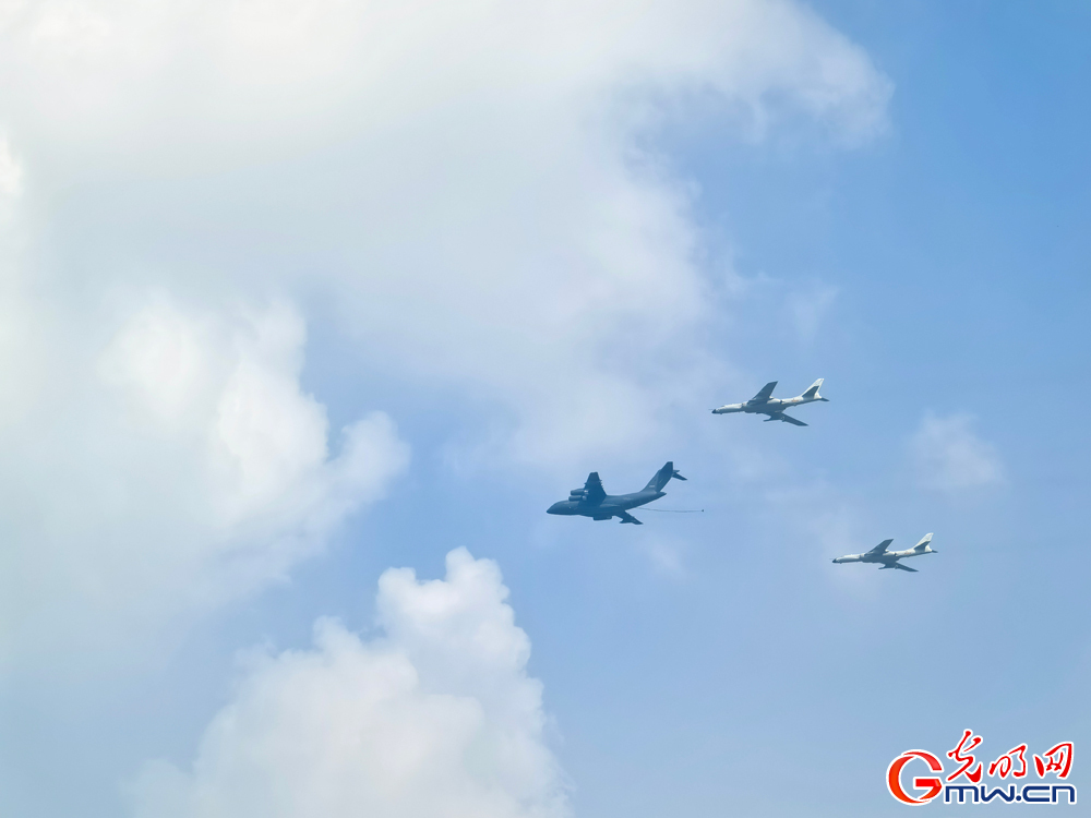 【组图】阅兵空中梯队经过北京市上空