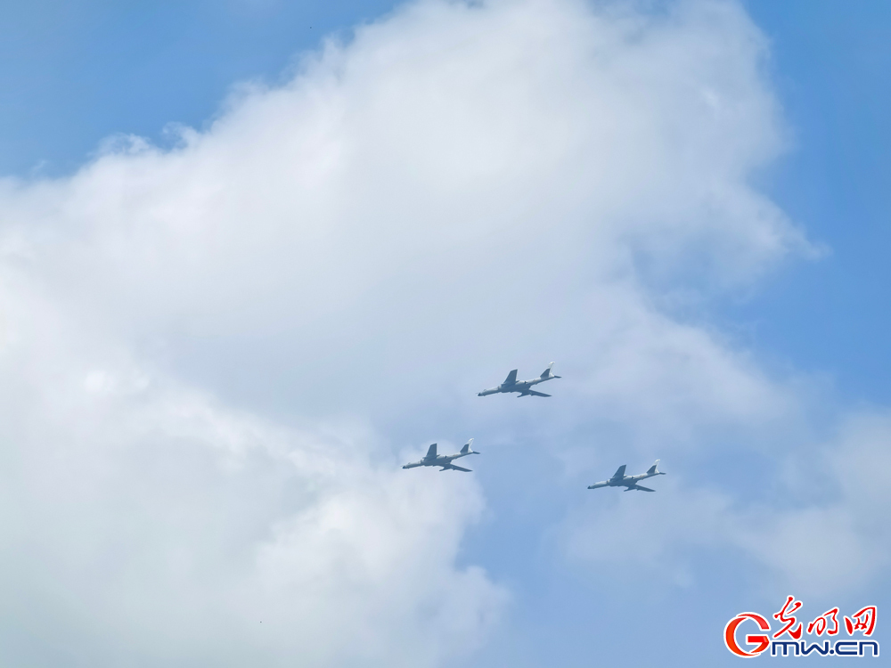 【组图】阅兵空中梯队经过北京市上空