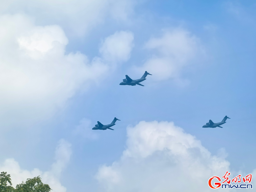 【组图】阅兵空中梯队经过北京市上空