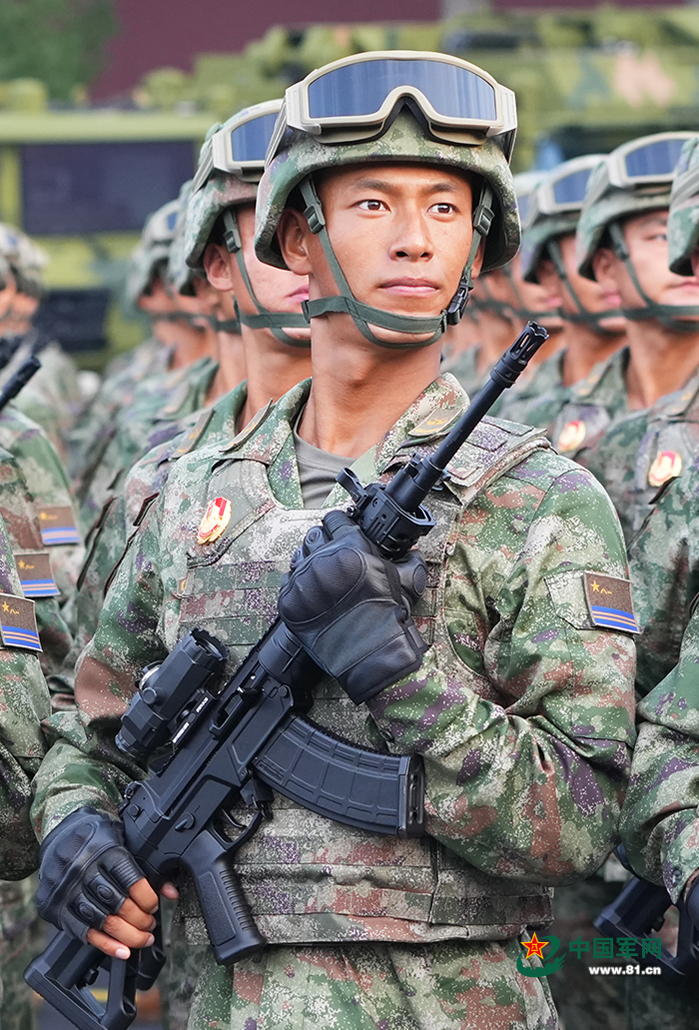 我在阅兵现场｜拉近拉近再拉近，这些行进中的“中国名片”有你吗？