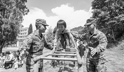 “兵老师”讲“开学第一课”
