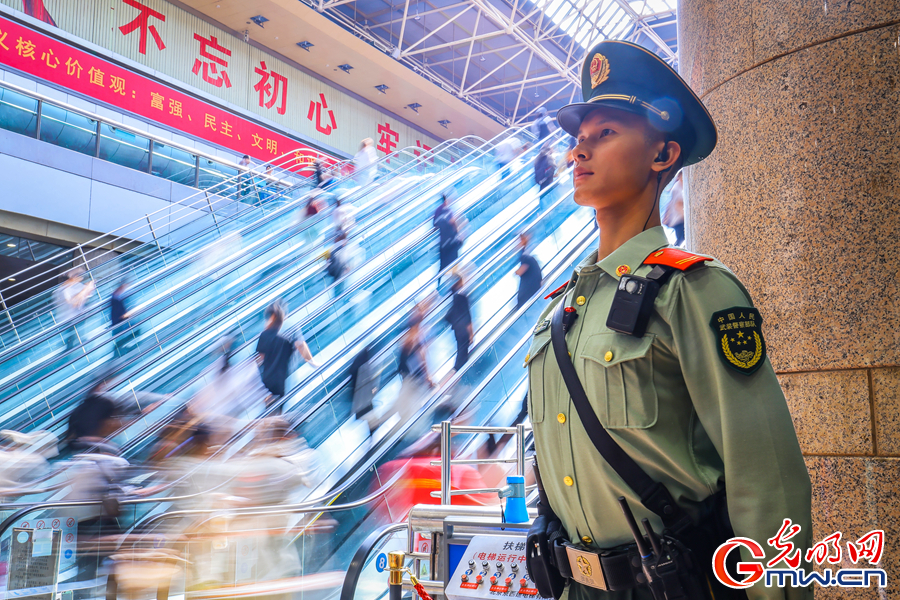 国庆假期迎返程高峰 北京武警官兵全时坚守确保安全