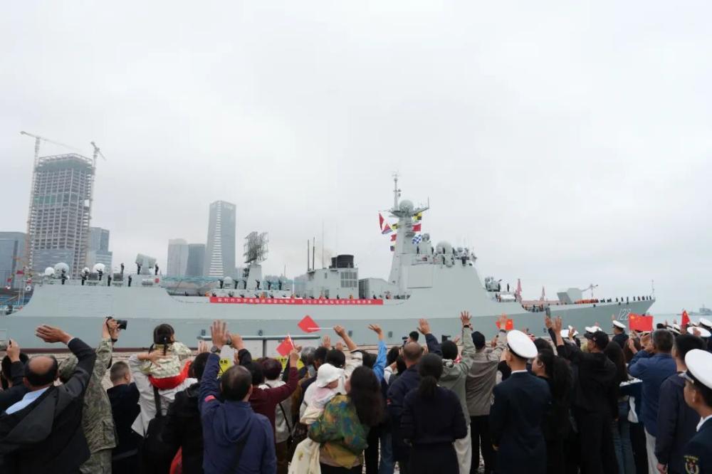 中国海军第48批护航编队解缆起航