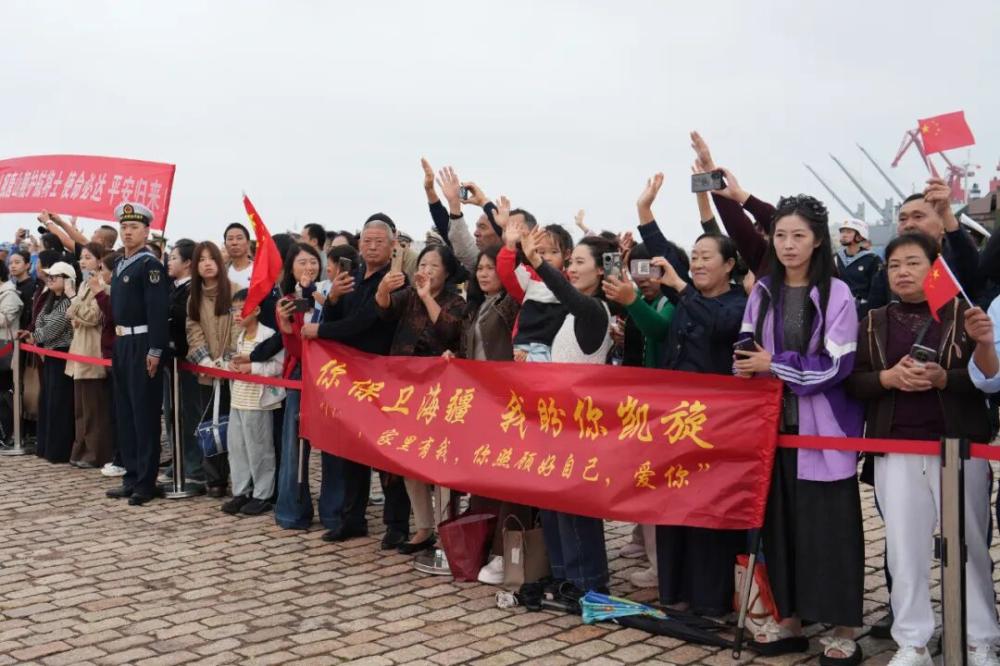 中国海军第48批护航编队解缆起航
