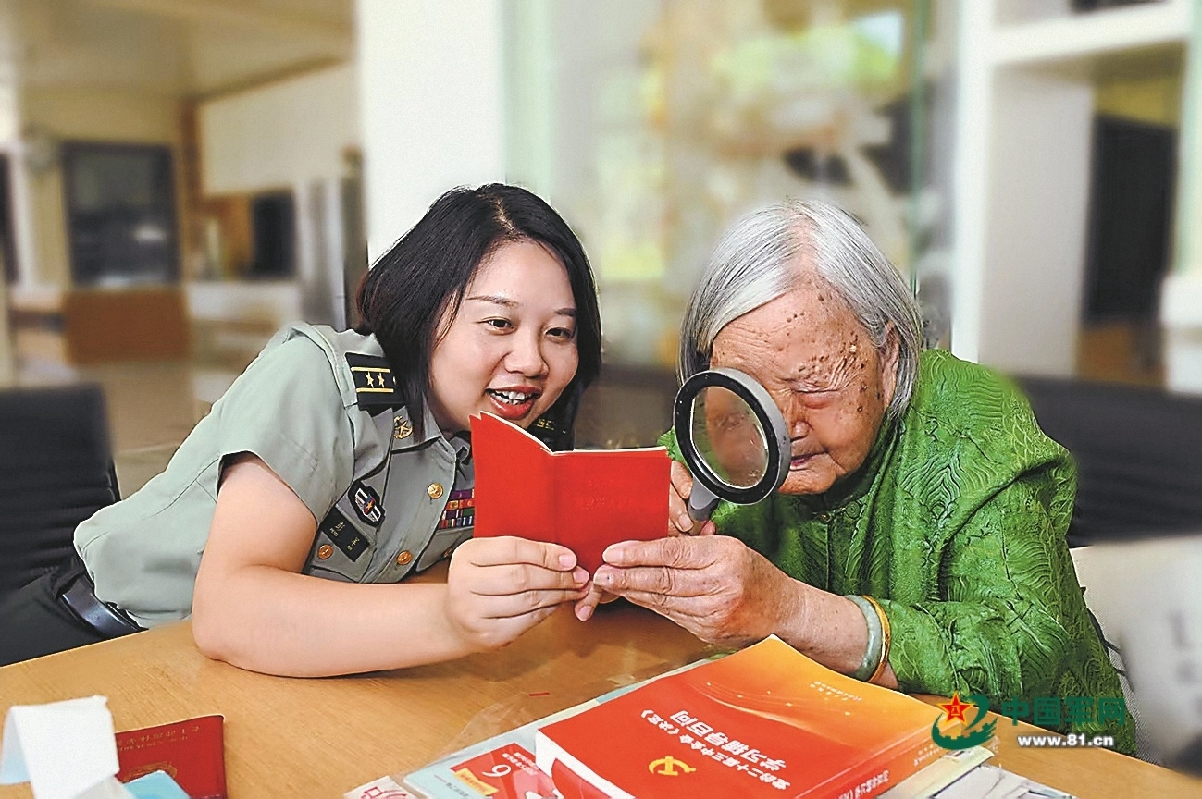 百岁老兵在手写板上写下的“不提了”，藏着多少未说的故事