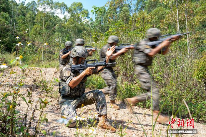 广西柳州武警官兵野外开展多课目训练