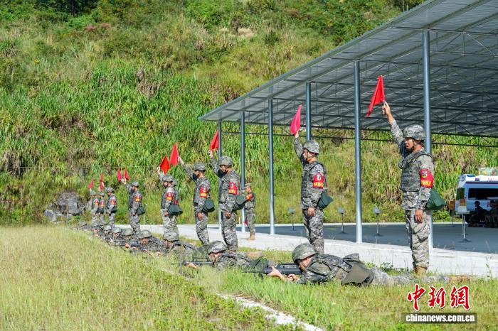 广西柳州武警官兵野外开展多课目训练