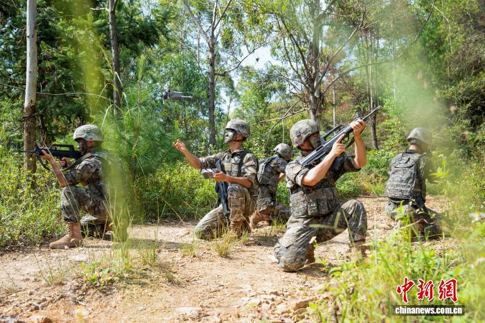 广西柳州武警官兵野外开展多课目训练