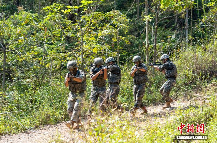 广西柳州武警官兵野外开展多课目训练