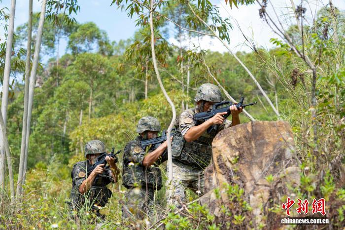 广西柳州武警官兵野外开展多课目训练