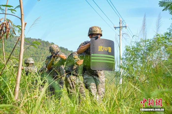 广西柳州武警官兵野外开展多课目训练
