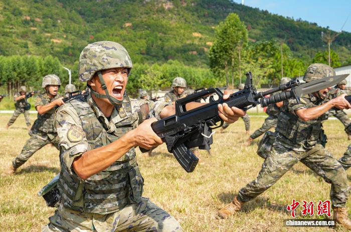 广西柳州武警官兵野外开展多课目训练