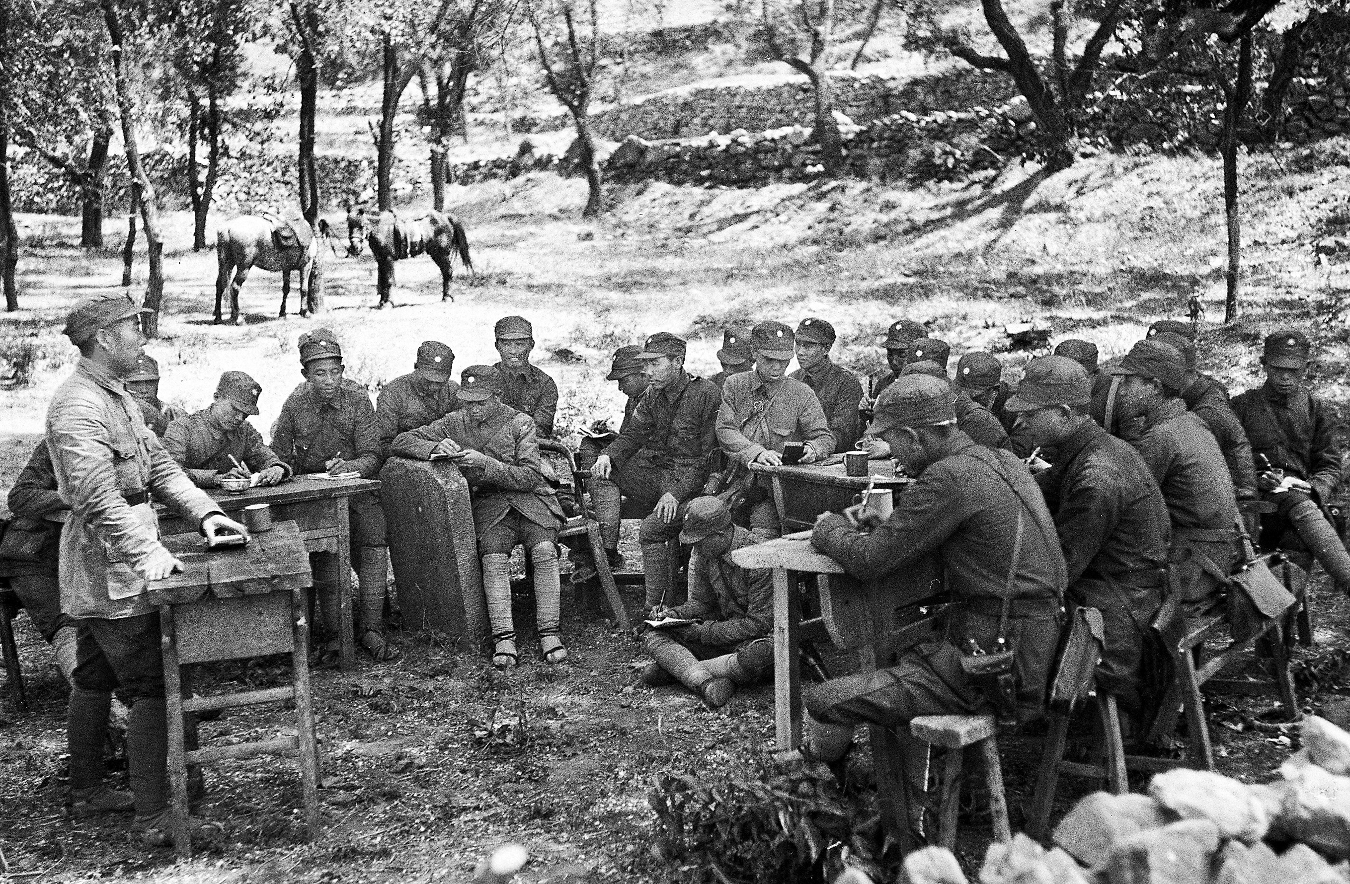 老照片中的好作风：军号声声 誓言铮铮