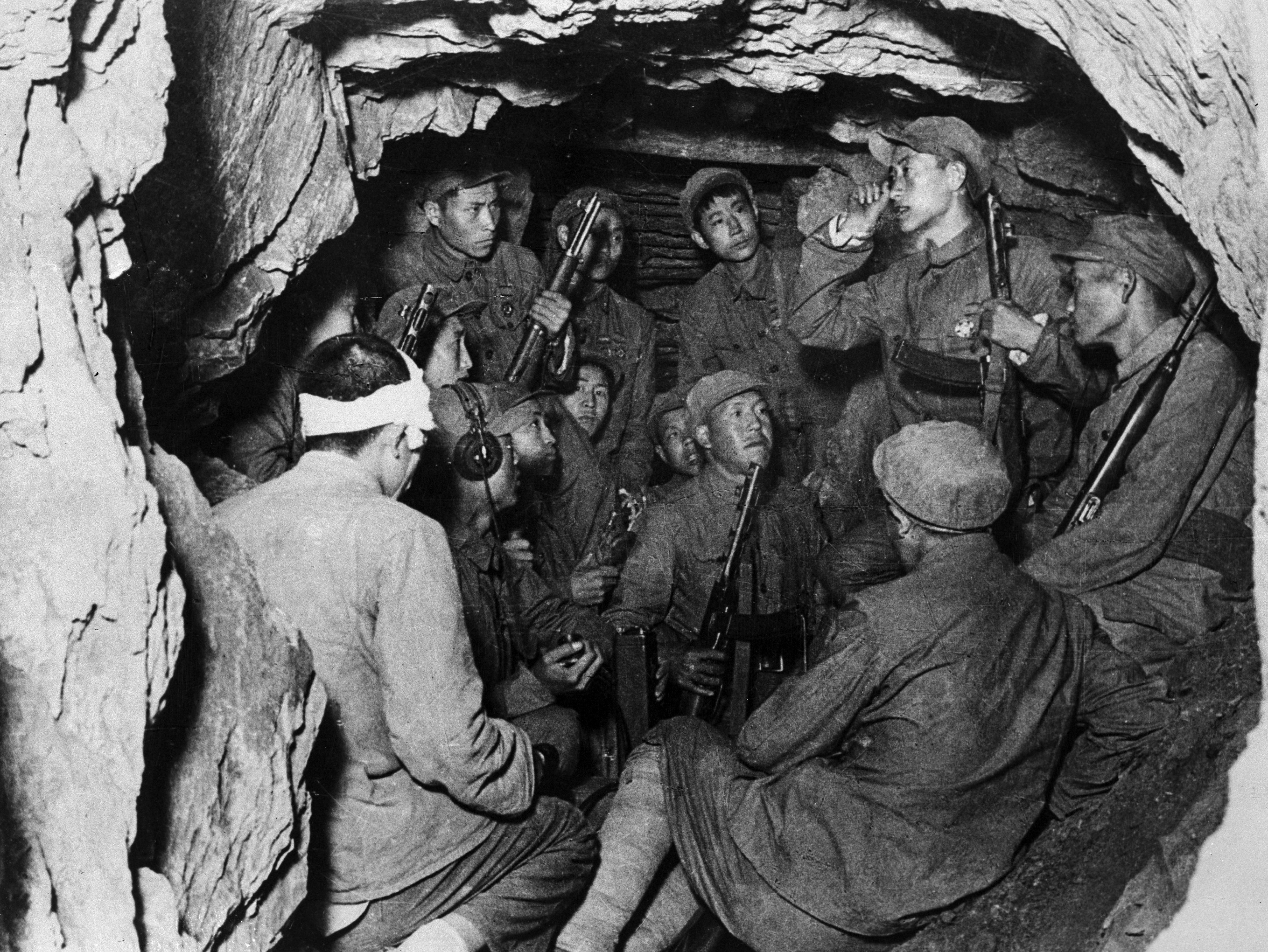 老照片中的好作风：军号声声 誓言铮铮