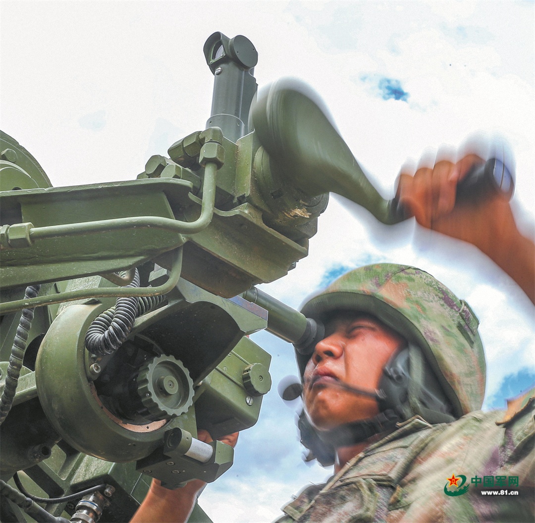 昼夜连贯砺精兵!陆军某旅火力分队组织实弹射击考核