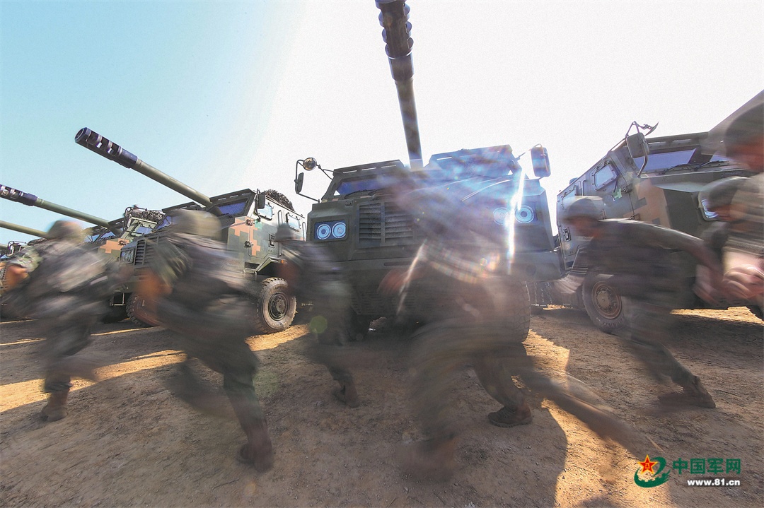 昼夜连贯砺精兵!陆军某旅火力分队组织实弹射击考核