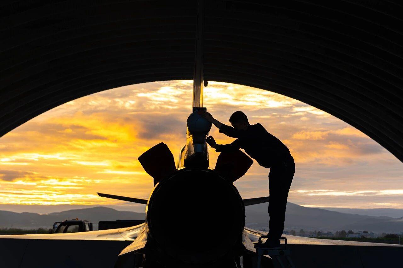 霞光伴鹰飞！空军战机训练壁纸上新