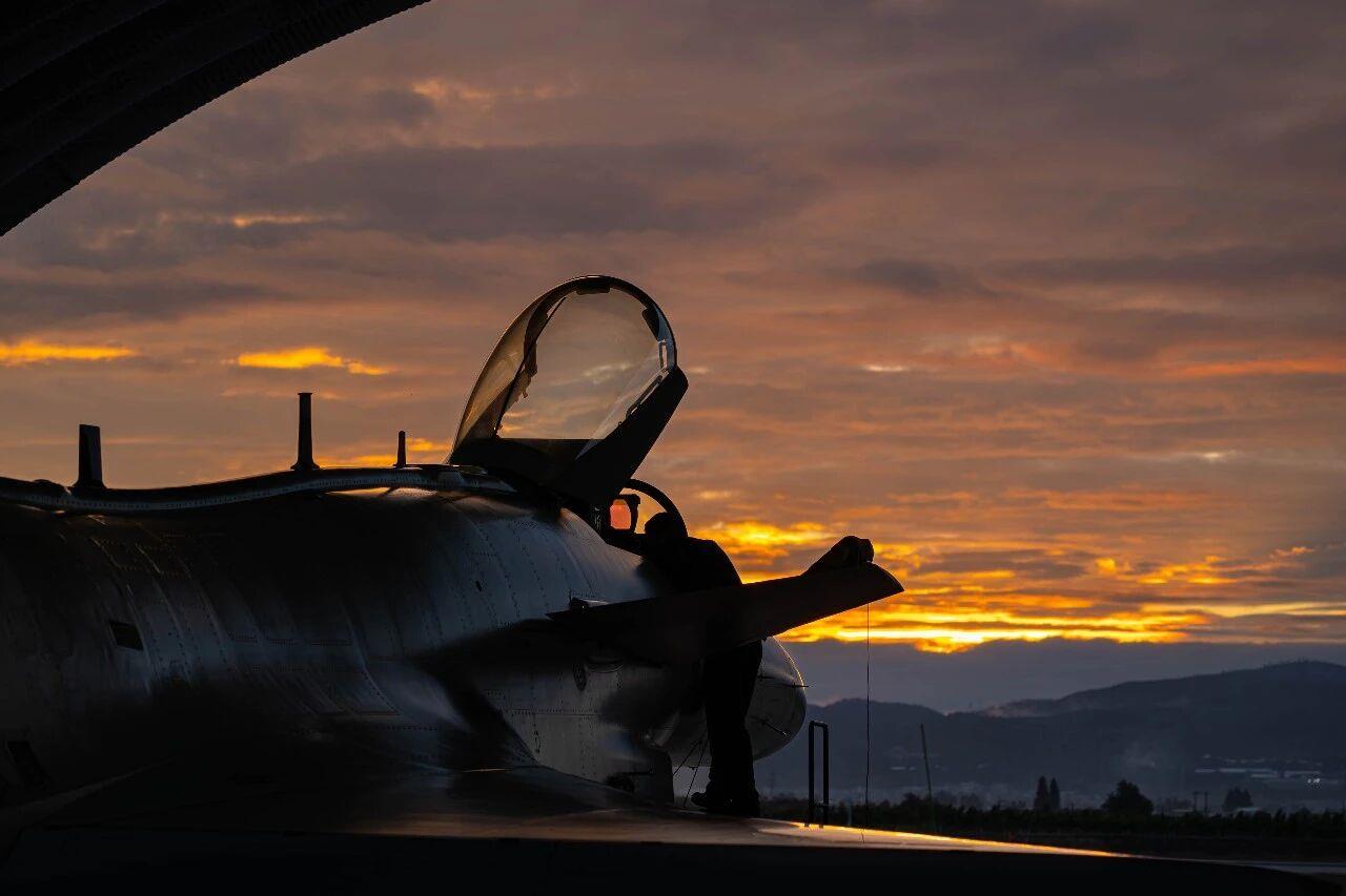 霞光伴鹰飞！空军战机训练壁纸上新