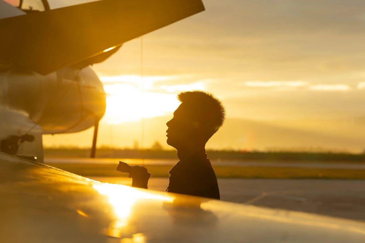 霞光伴鹰飞！空军战机训练壁纸上新