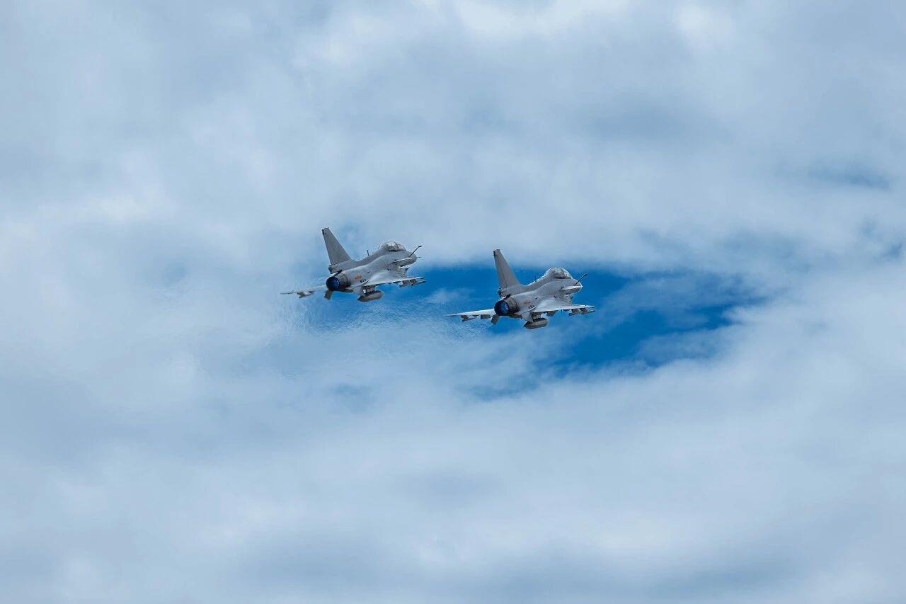 霞光伴鹰飞！空军战机训练壁纸上新