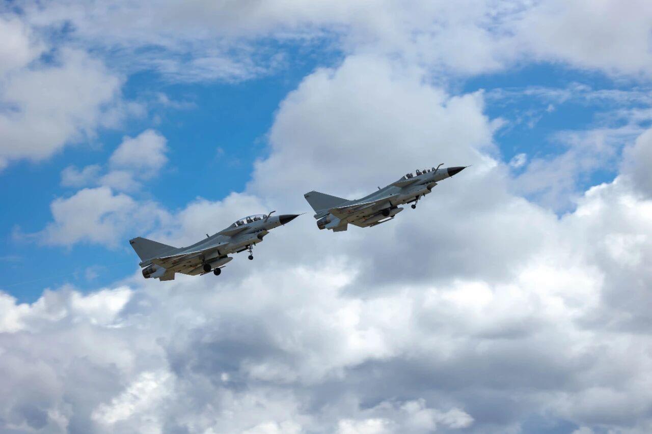 霞光伴鹰飞！空军战机训练壁纸上新