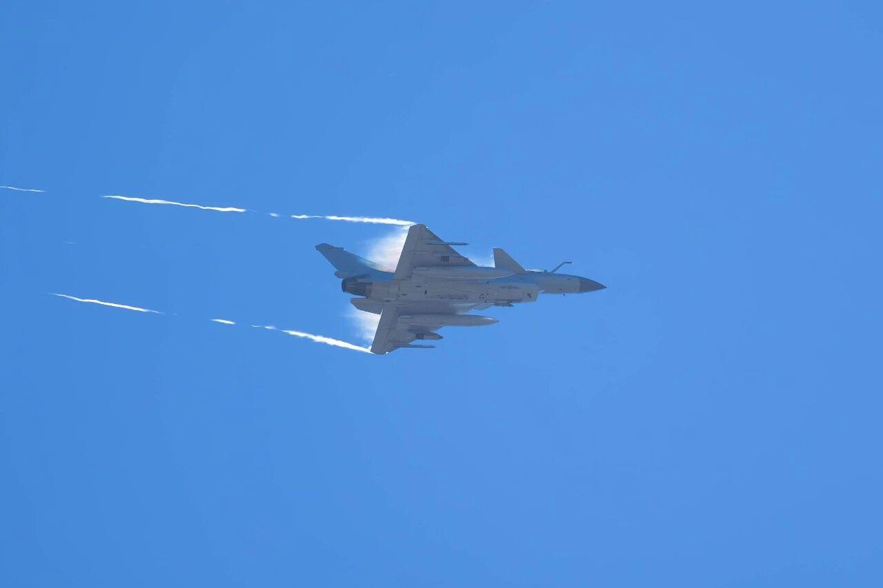 霞光伴鹰飞！空军战机训练壁纸上新