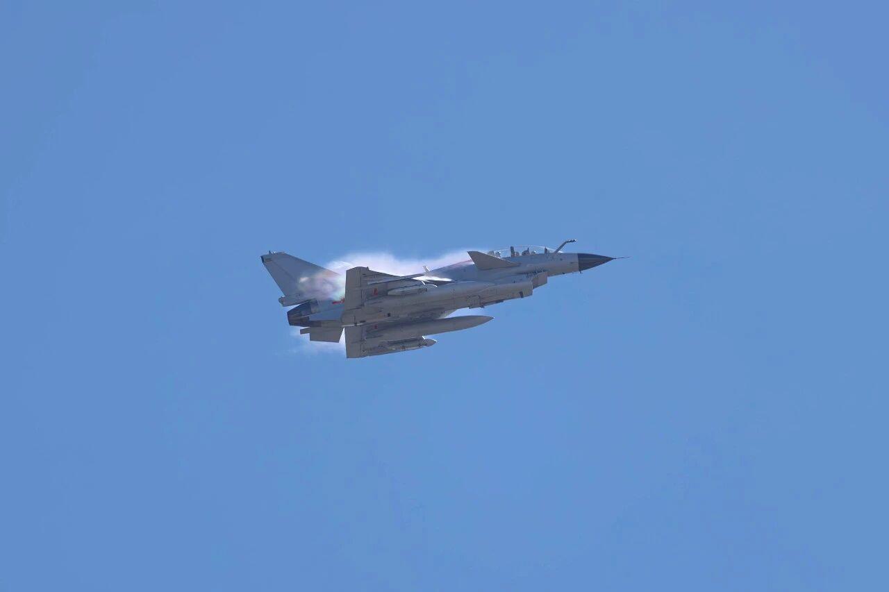 霞光伴鹰飞！空军战机训练壁纸上新