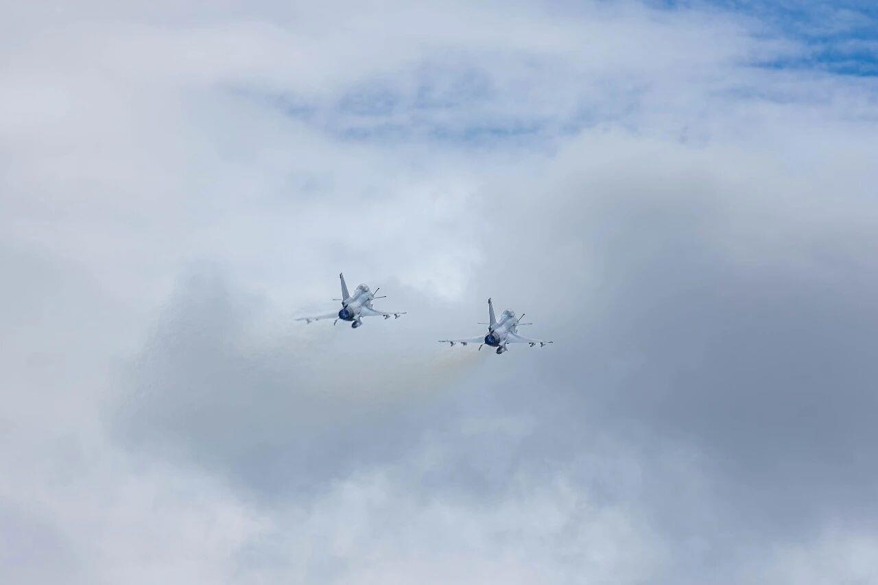 霞光伴鹰飞！空军战机训练壁纸上新