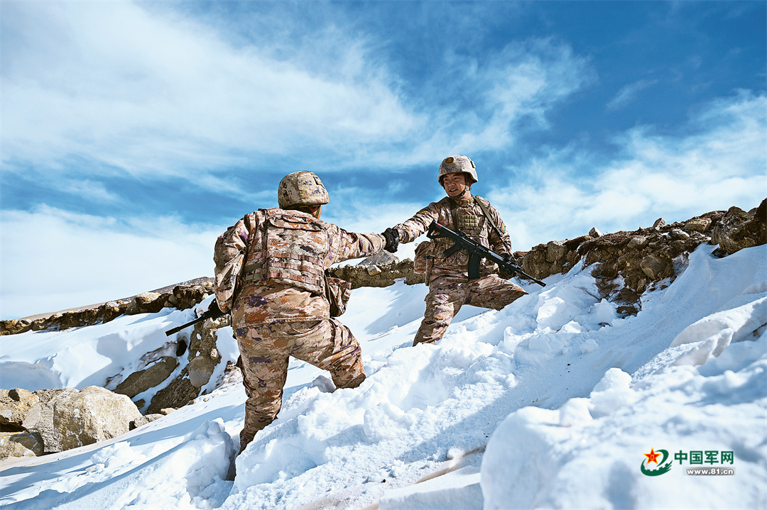 西藏日喀则军分区“高原戍边模范营”官兵发扬优良传统坚守雪域边关